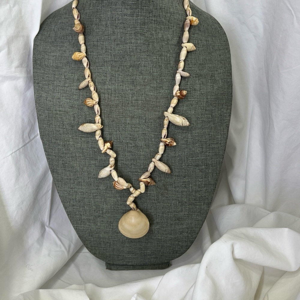 Vintage Shell Lei Necklace Rare LARGE Very Nice and has Two Clams Shells☑️ - Picture 5 of 8